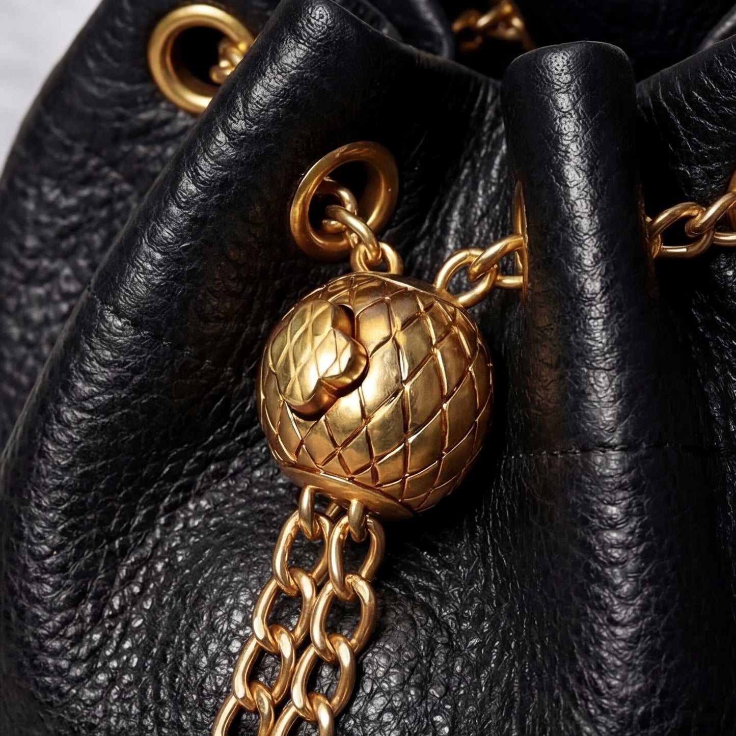 Prysm 1 Black — Kožená kabelka typu vak s retiazkou