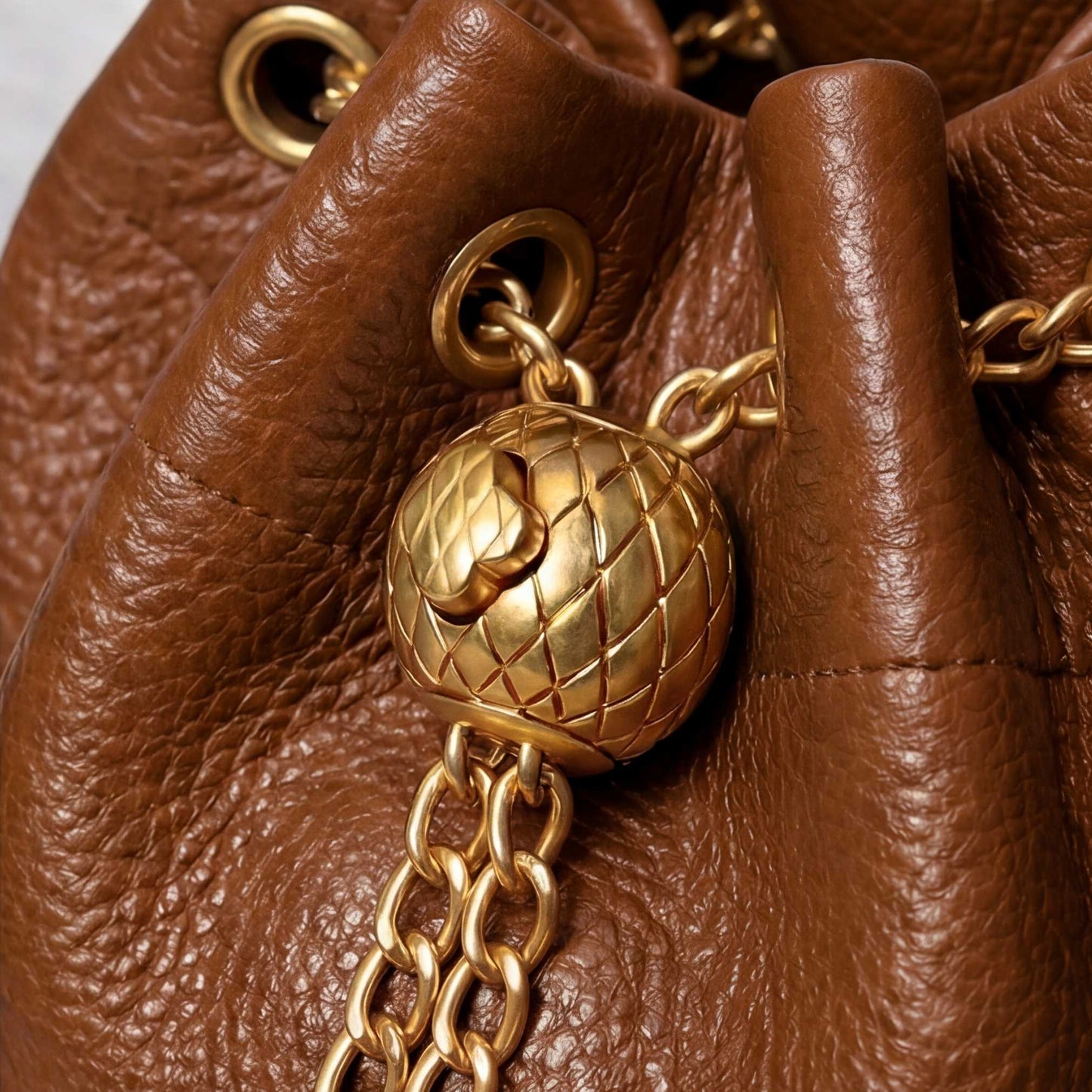 Prysm 1 Brown — Beuteltasche aus echtem Leder mit Kettenriemen