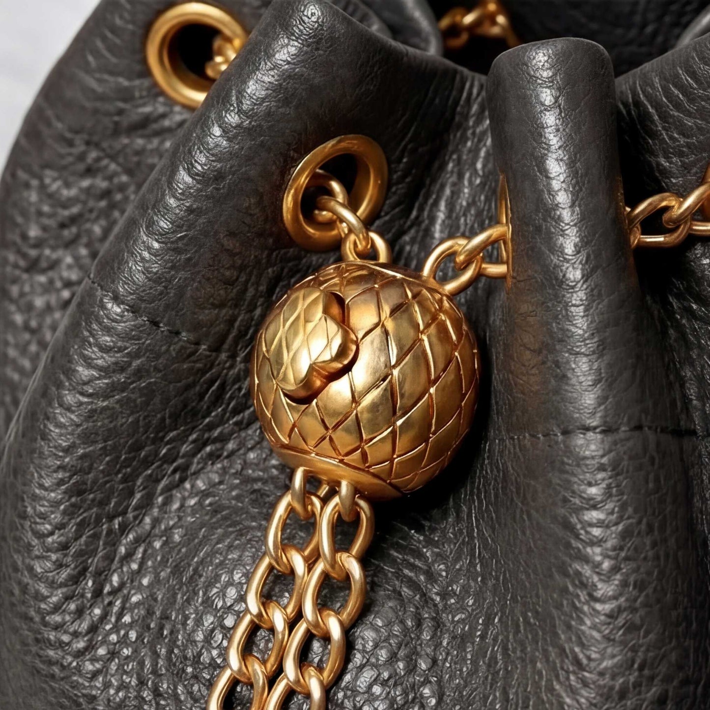 Prysm 1 Grey — Skórzana torebka worek z łańcuszkiem