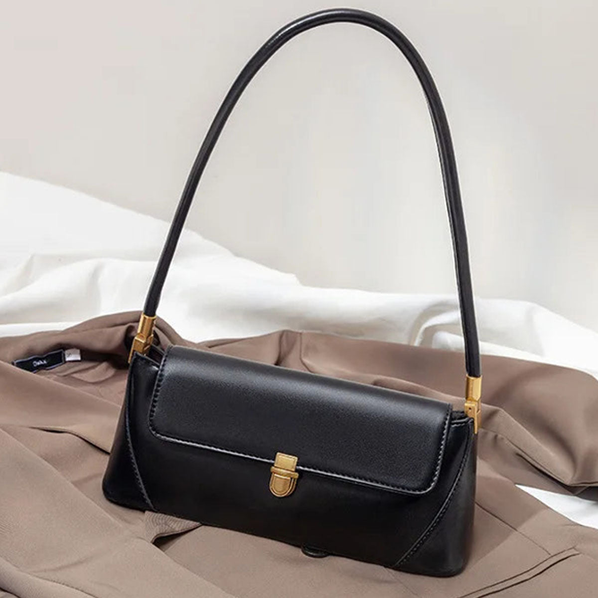 Liora TQ Stream 88 — Underarm Baguette Shoulder Bag — (nessuna)