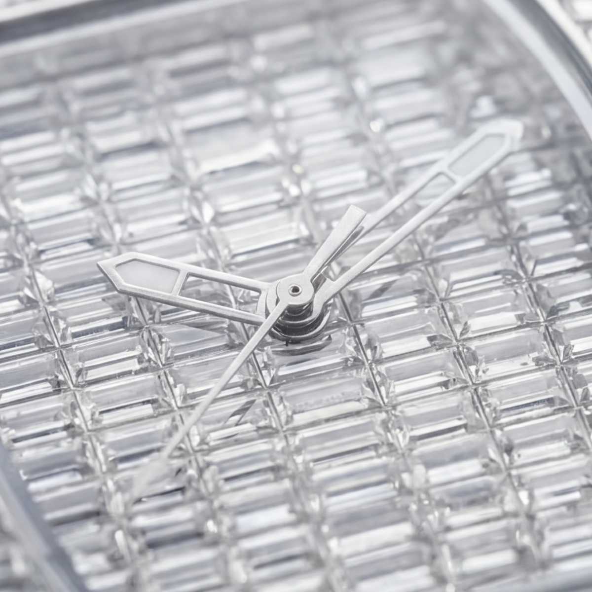 Trillionaire Watch 3 Silver — Tonneau-Herren-Quarzuhr mit Baguette-Kristallen und rotem Kautschukarmband