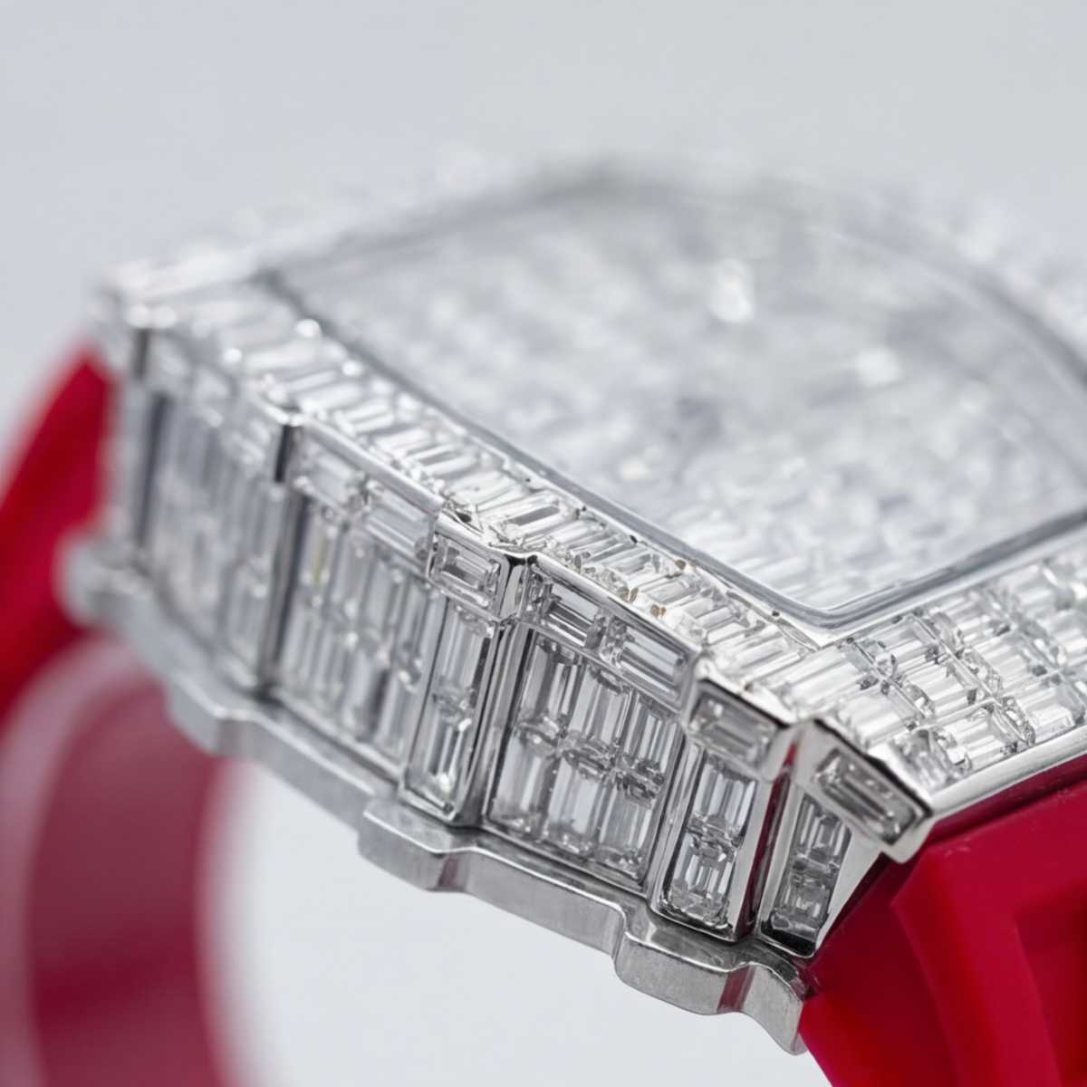 Trillionaire Watch 3 Silver — Tonneau-Herren-Quarzuhr mit Baguette-Kristallen und rotem Kautschukarmband