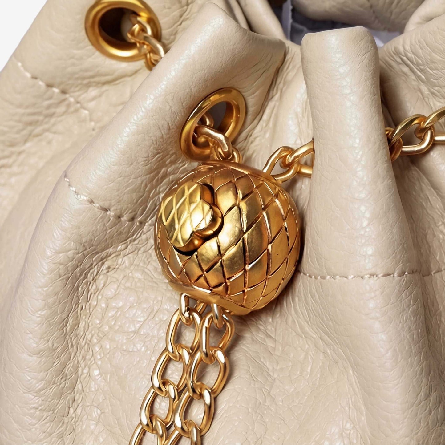 Prysm 1 Beige — Beuteltasche aus echtem Leder mit Kettenriemen