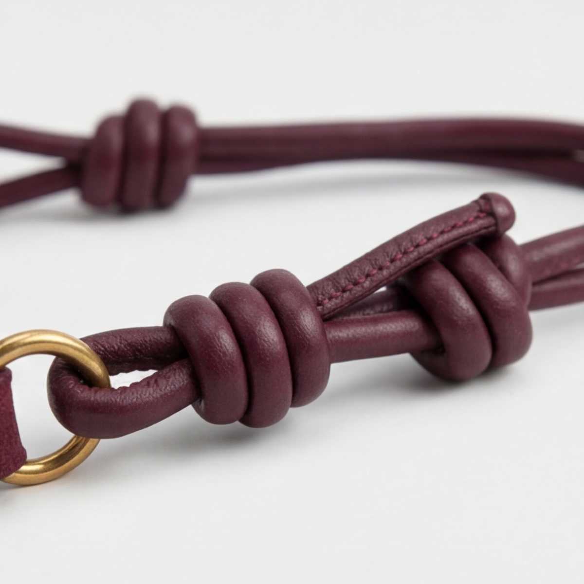 Suedy-L 1 WineRed — Hobo-Umhängetasche aus veganem Leder in Wildlederoptik mit geknotetem Riemen