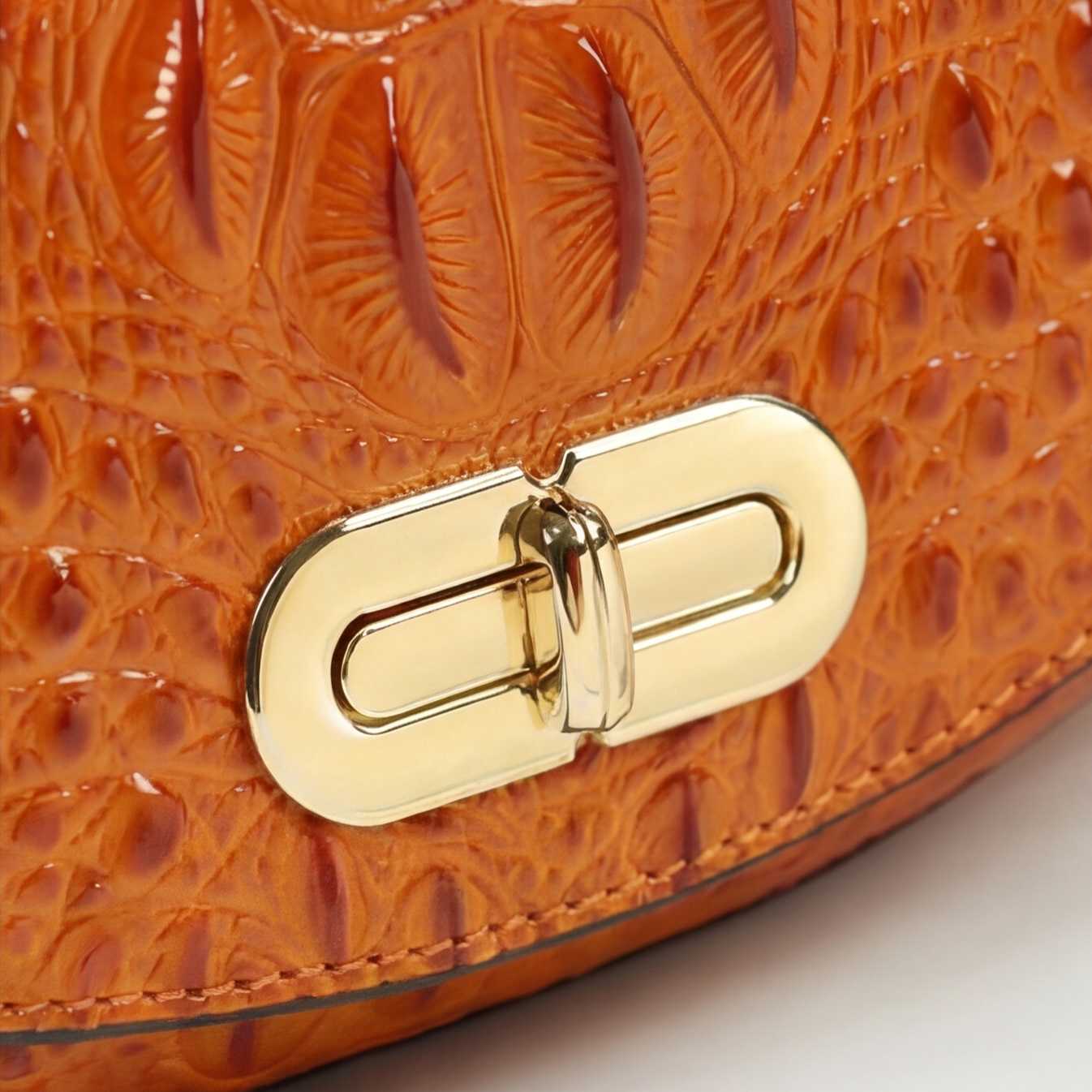 Crokky 4 Orange — Bolso de mano estilo saddle con bandolera en piel vegana efecto cocodrilo