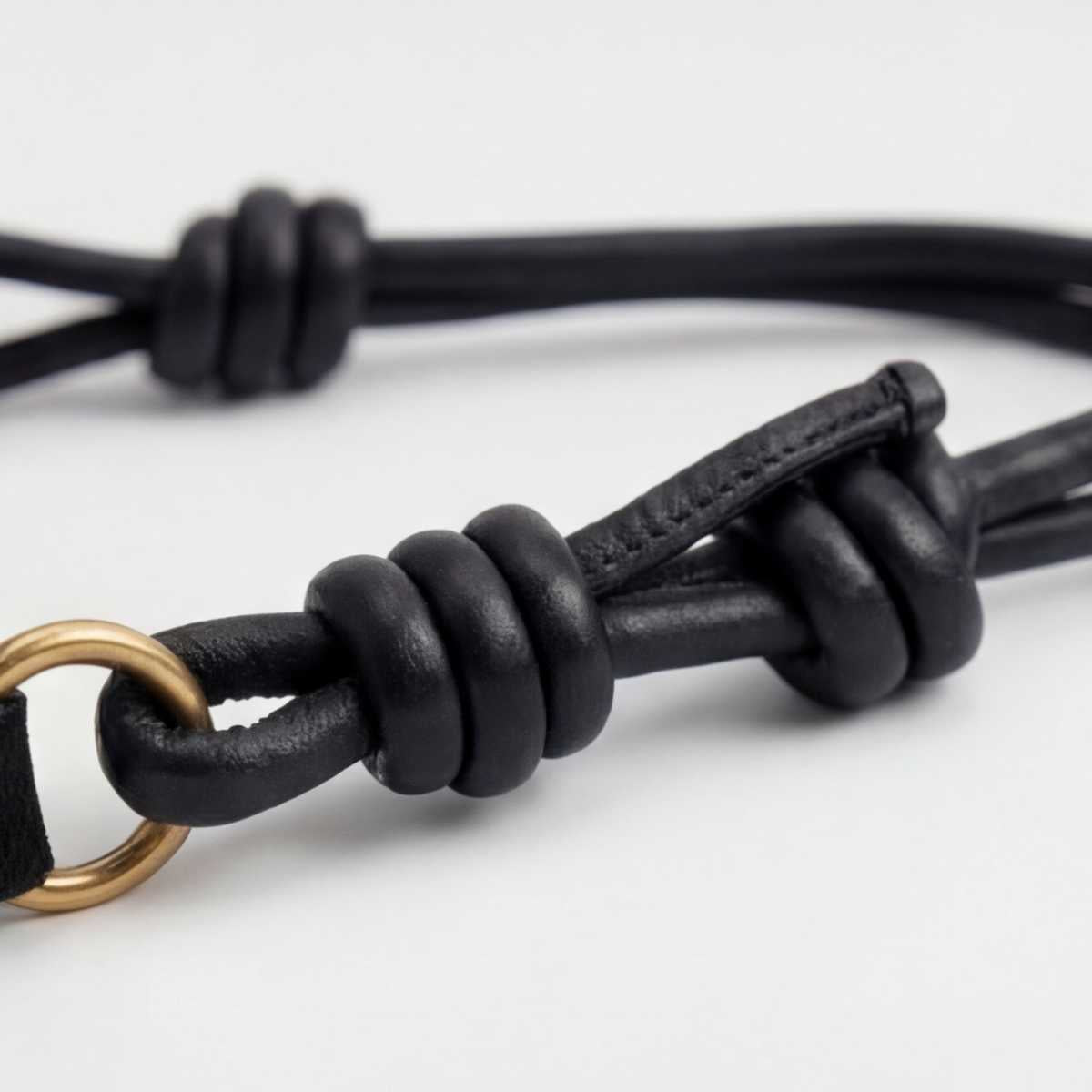 Suedy-L 1 Black — Torebka hobo przez ramię z wegańskiej skóry o wyglądzie zamszu z wiązanym paskiem