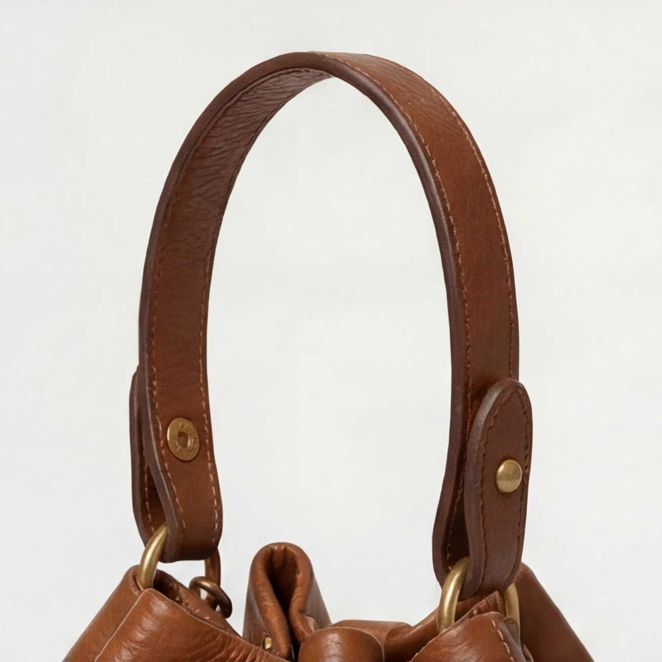 Prysm 1 Brown — Beuteltasche aus echtem Leder mit Kettenriemen