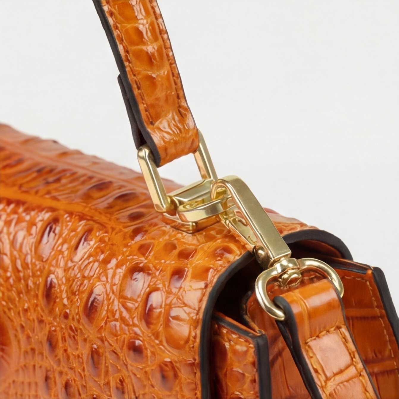 Crokky 4 Orange — Bolso de mano estilo saddle con bandolera en piel vegana efecto cocodrilo