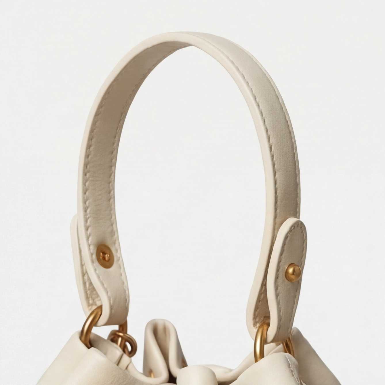 Prysm 1 Beige — Beuteltasche aus echtem Leder mit Kettenriemen