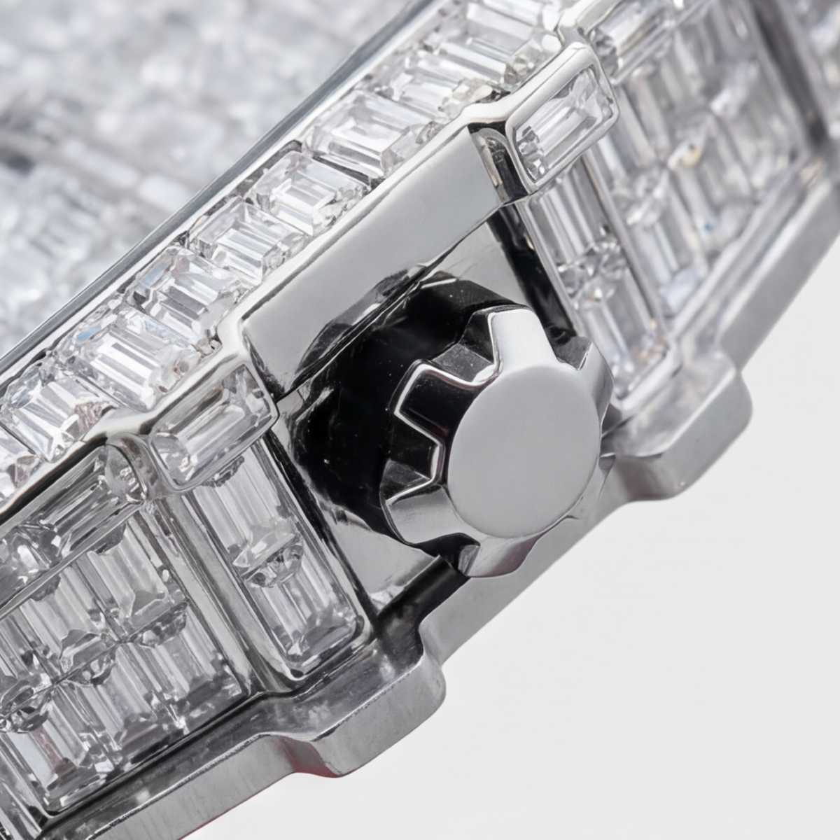 Trillionaire Watch 3 Silver — Tonneau-Herren-Quarzuhr mit Baguette-Kristallen und rotem Kautschukarmband