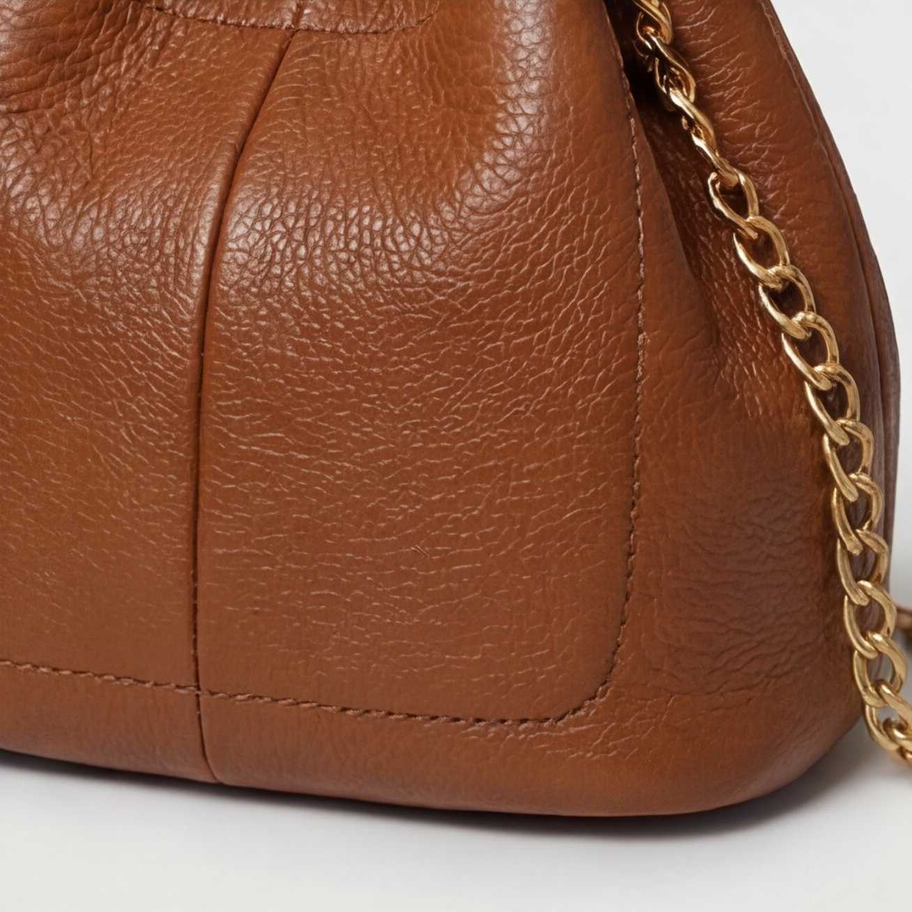 Prysm 1 Brown — Beuteltasche aus echtem Leder mit Kettenriemen