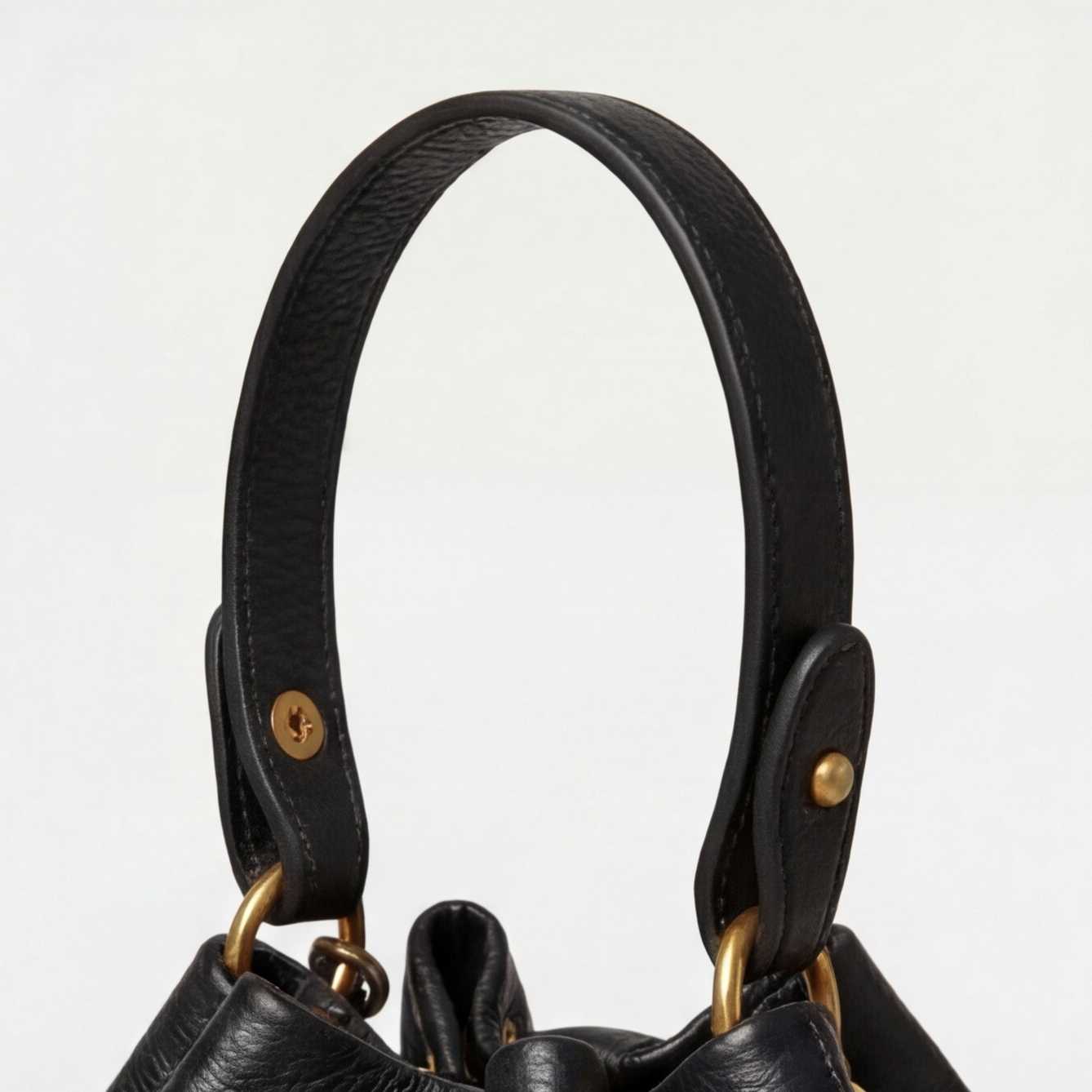 Prysm 1 Black — Kožená kabelka typu vak s retiazkou