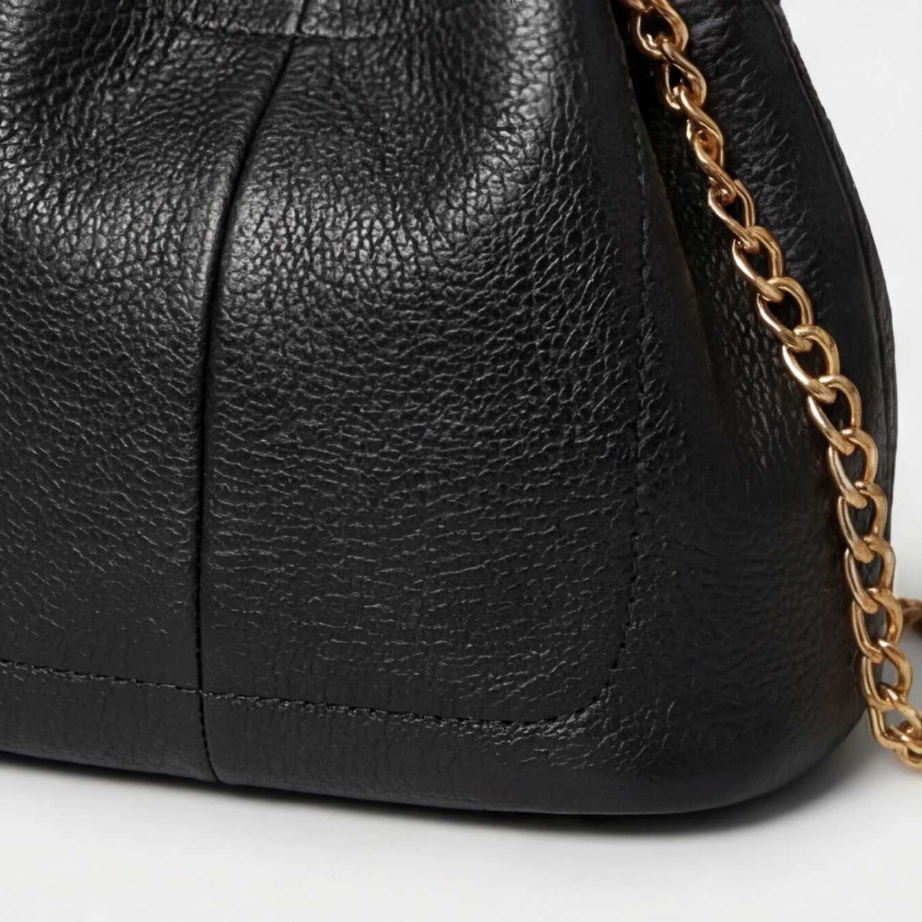 Prysm 1 Black — Kožená kabelka typu vak s retiazkou