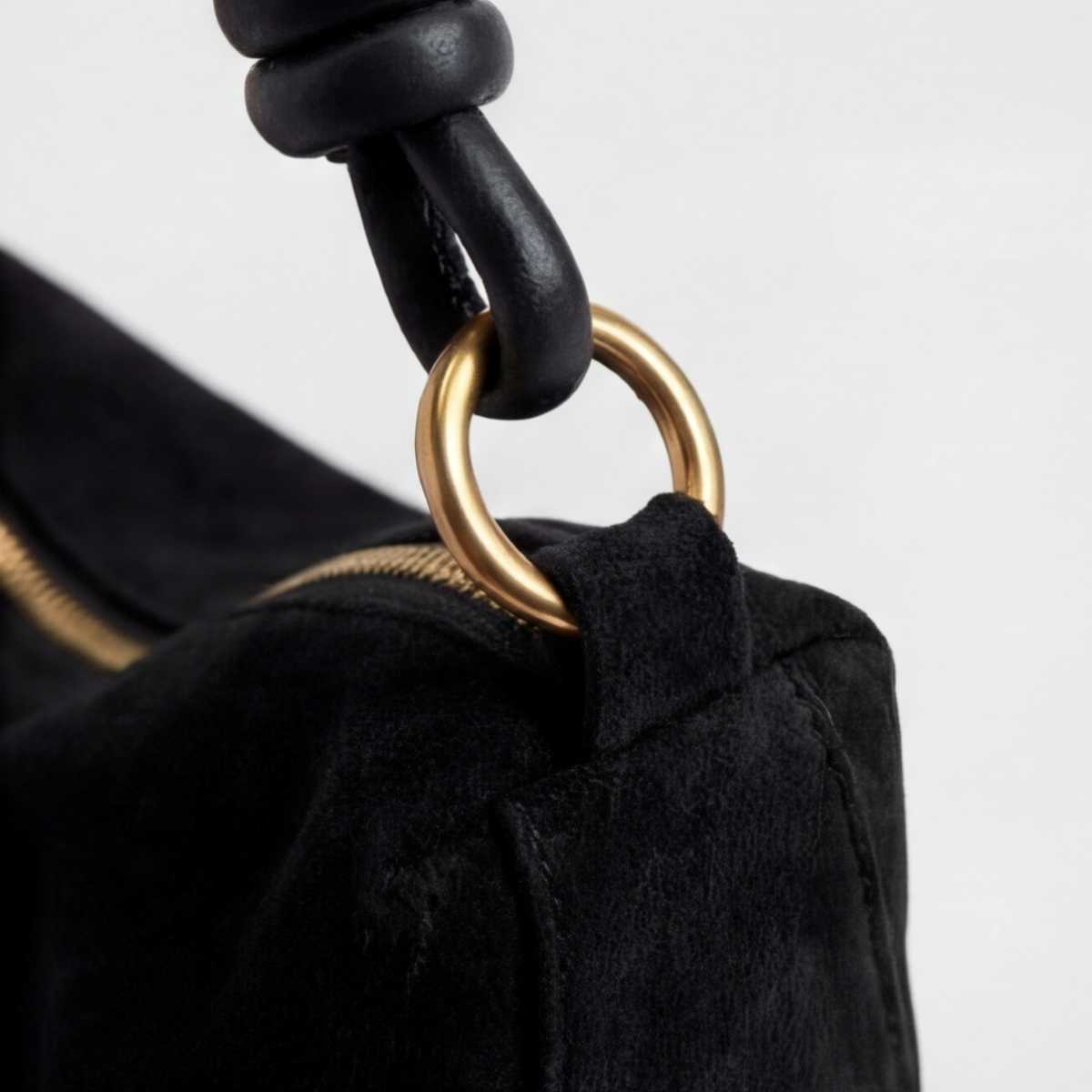 Suedy-L 1 Black — Torebka hobo przez ramię z wegańskiej skóry o wyglądzie zamszu z wiązanym paskiem