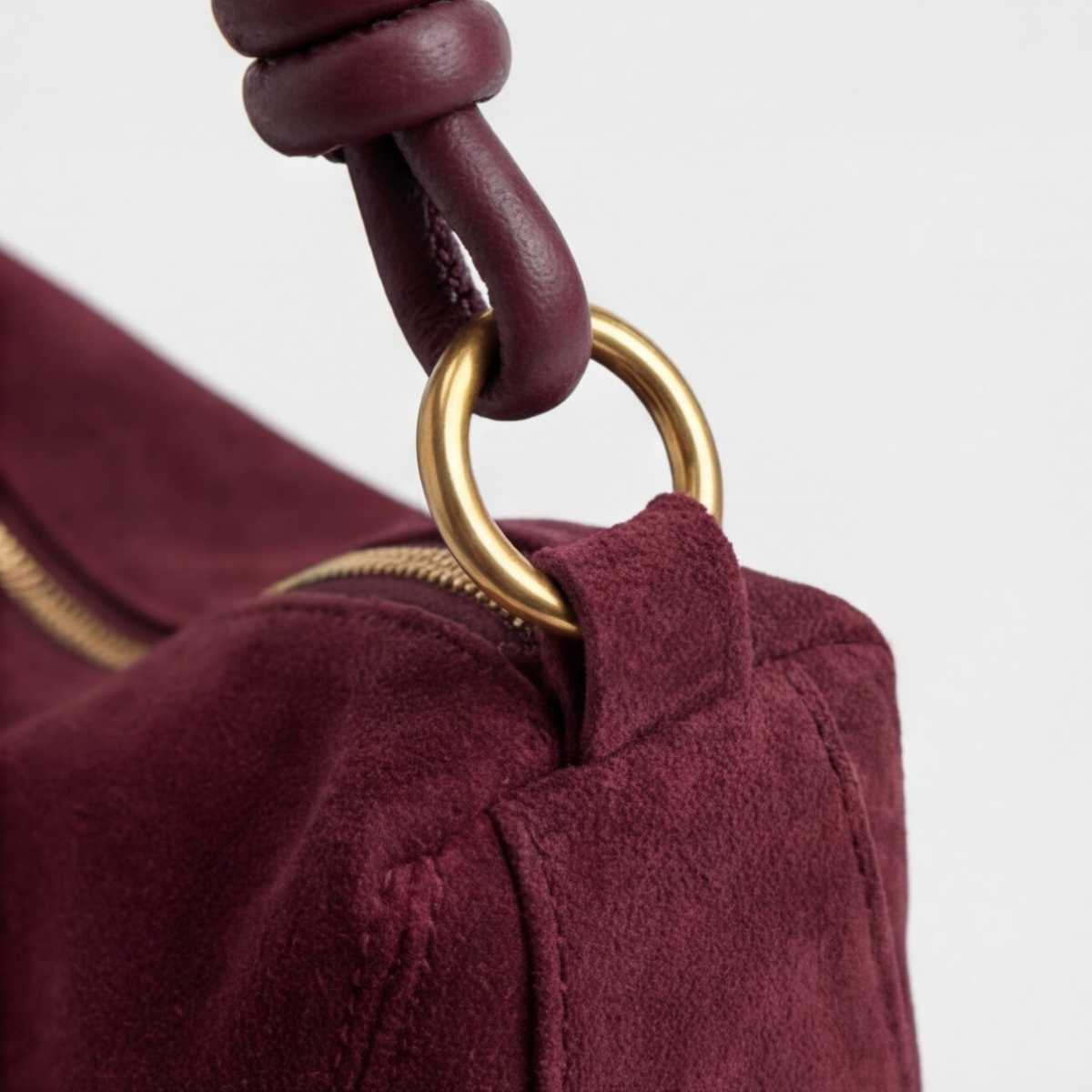 Suedy-L 1 WineRed — Hobo-Umhängetasche aus veganem Leder in Wildlederoptik mit geknotetem Riemen