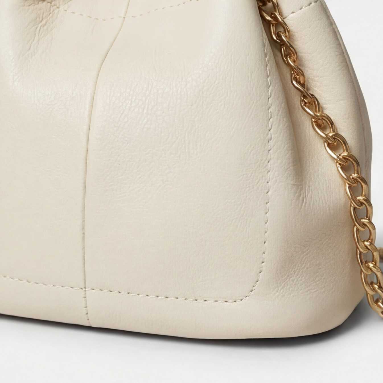 Prysm 1 Beige — Beuteltasche aus echtem Leder mit Kettenriemen