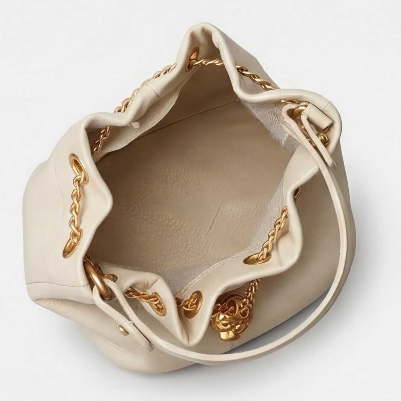 Prysm 1 Beige — Beuteltasche aus echtem Leder mit Kettenriemen