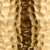 Close-up van de goudkleurige gehamerde textuur op de cuff-armband