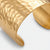 Close-up van de rand van de gehamerde cuff-armband en de gladde binnenzijde