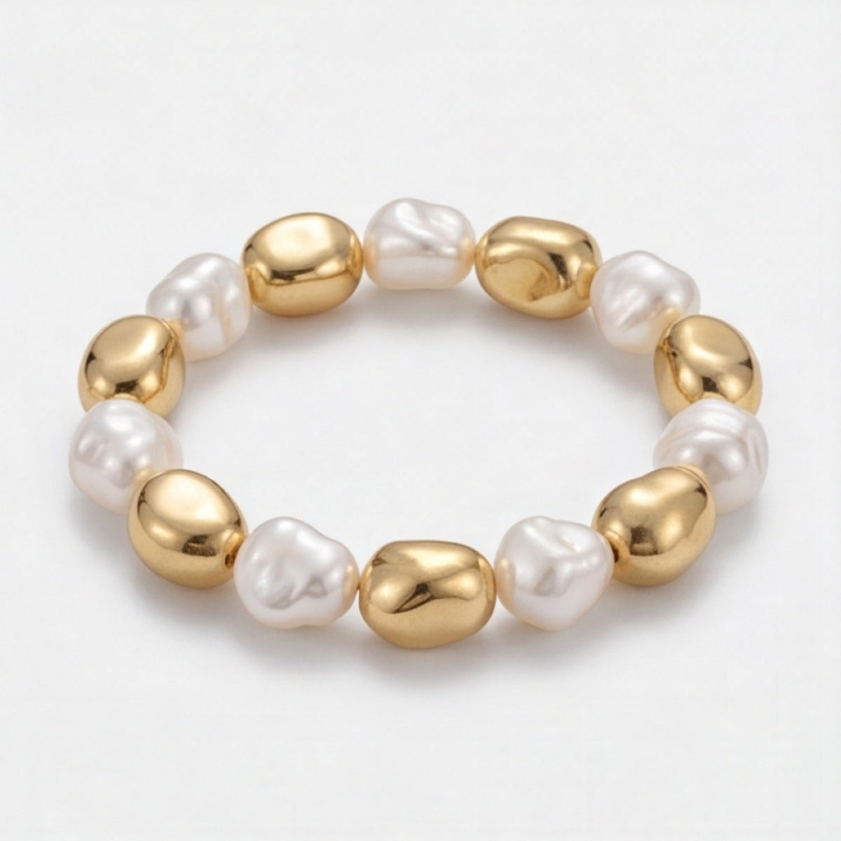 Schrägansicht eines perlenartigen Armbands mit goldfarbenen Akzenten