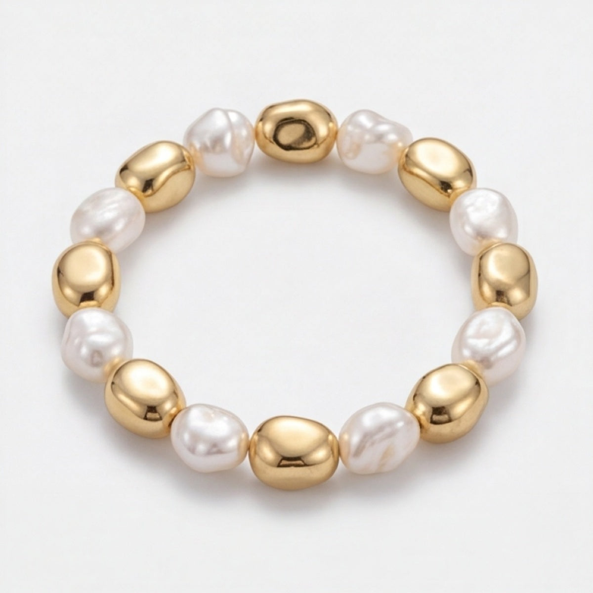 Draufsicht auf perlenartiges Armband mit goldfarbenen Akzenten