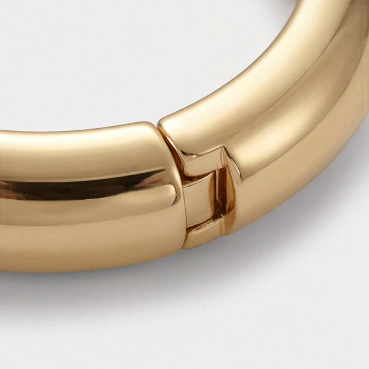 Nahaufnahme des Scharnierdetails an einem goldfarbenen Armreif