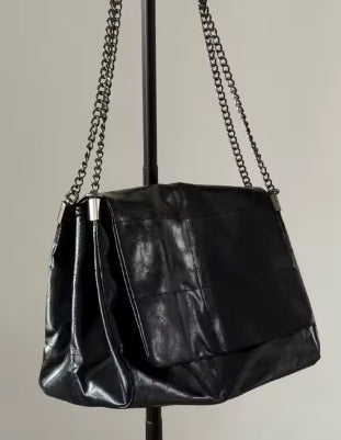 A Minimal 77 — Sac Tote d'Épaule avec Chaîne · Images de celles et ceux qui ont choisi ce produit · 25 / 25