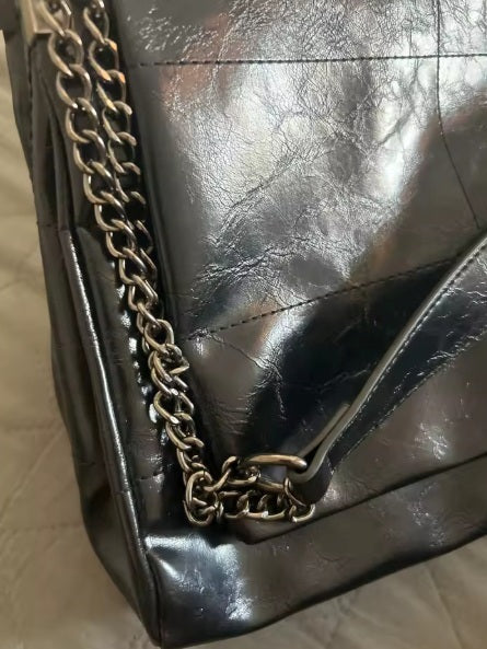 A Minimal 77 — Sac Tote d'Épaule avec Chaîne · Images de celles et ceux qui ont choisi ce produit · 18 / 25