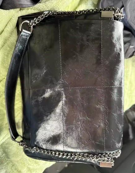 A Minimal 77 — Sac Tote d'Épaule avec Chaîne · Images de celles et ceux qui ont choisi ce produit · 17 / 25